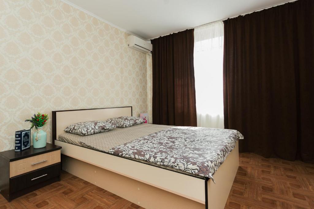 苏梅Apart-hotel on Kondrateva street New Building 7 floor的一间卧室设有一张床和一个窗口
