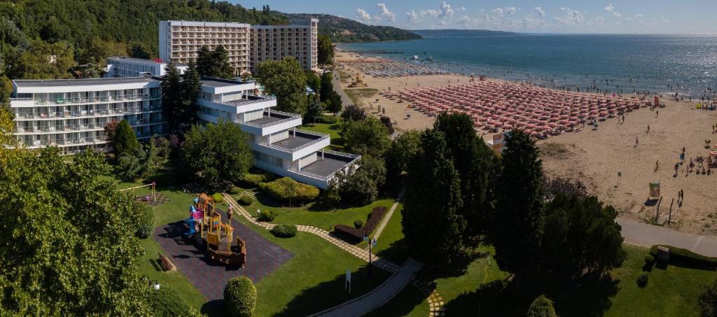 阿尔贝纳Kaliakra Mare Hotel - Ultra All Inclusive的享有酒店和海滩的空中景致