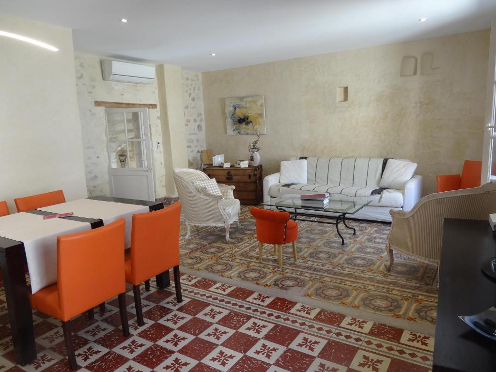 阿尔勒La Fleury的客厅配有沙发和桌椅