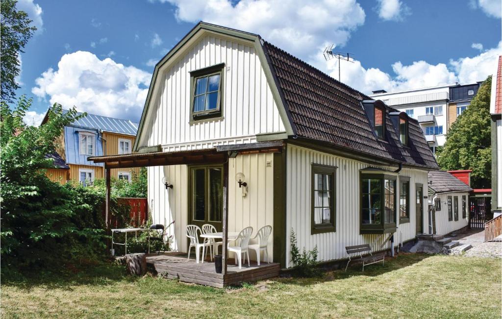 卡尔斯克鲁纳Gorgeous Apartment In Karlskrona With Wifi的一座带甲板和椅子的白色小房子