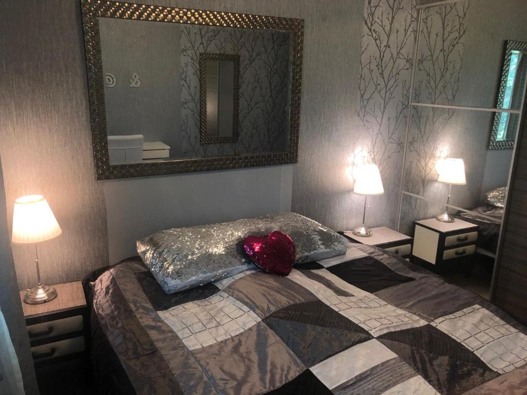 萨翁林纳萨翁林纳公寓的一间卧室配有一张红色枕头的床