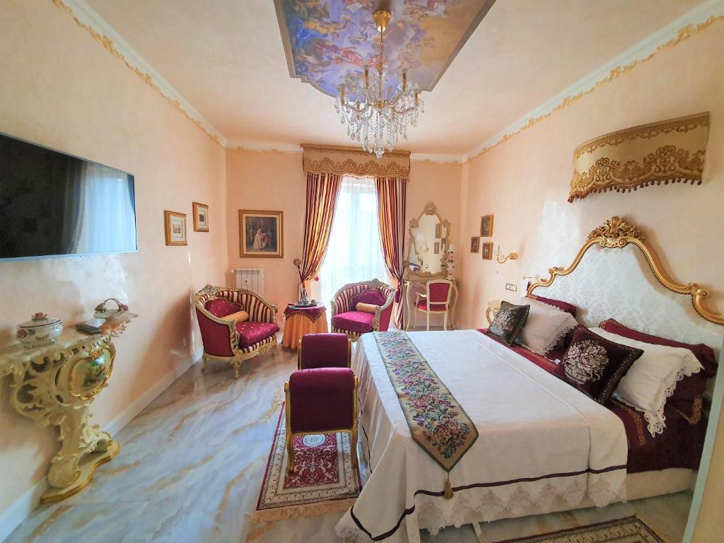 维罗纳FD Luxury rooms的一间卧室配有一张床、椅子和吊灯