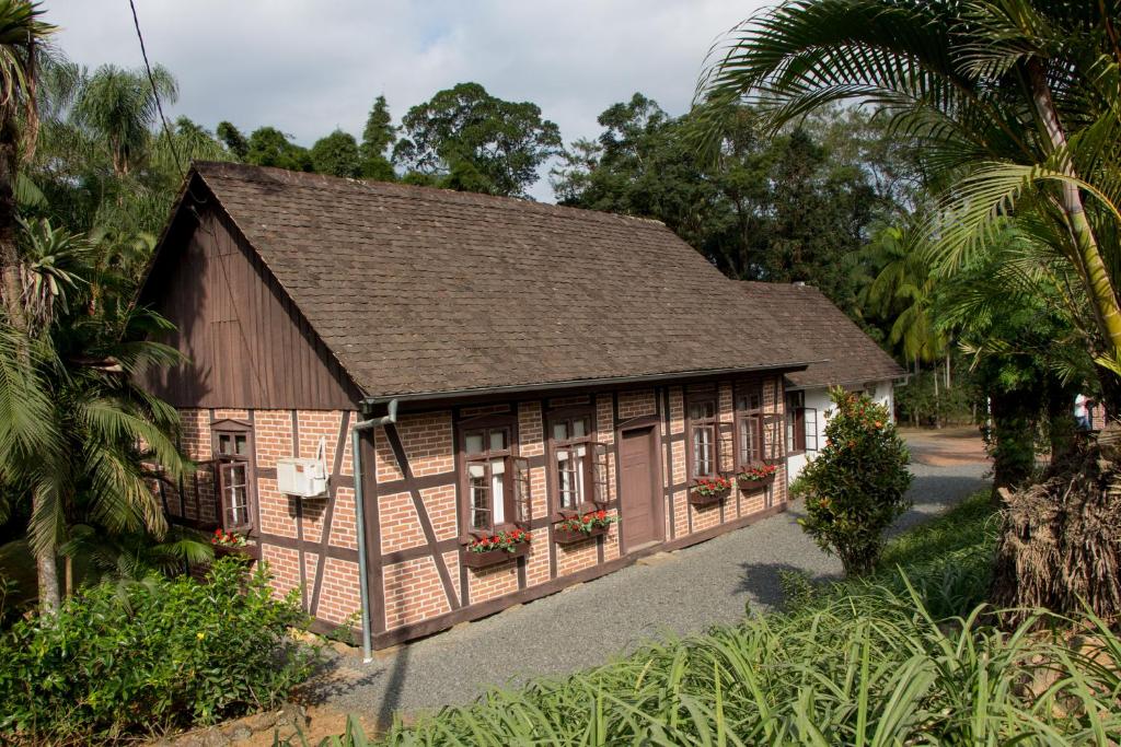 波梅罗迪Pousada Casa Wachholz - Rota do Enxaimel的一间棕色屋顶的小房子