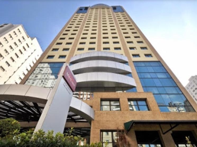 圣保罗Loft Confortável e Moderno的前面有标志的高楼