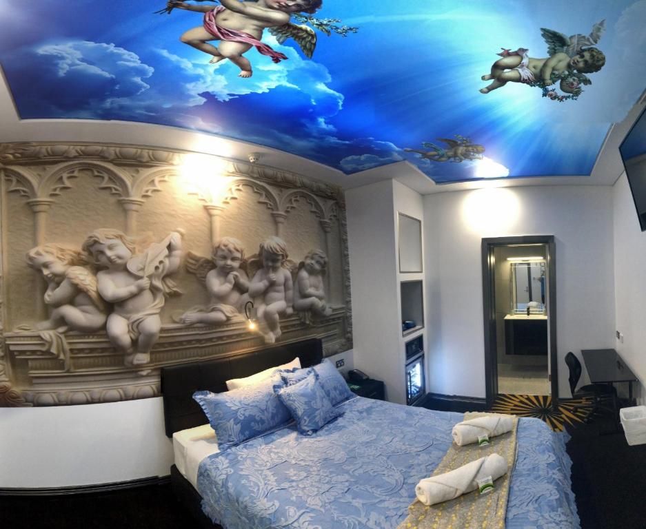 布里斯班Amelia Boutique Hotel的一间卧室配有一张天花板上绘画的床