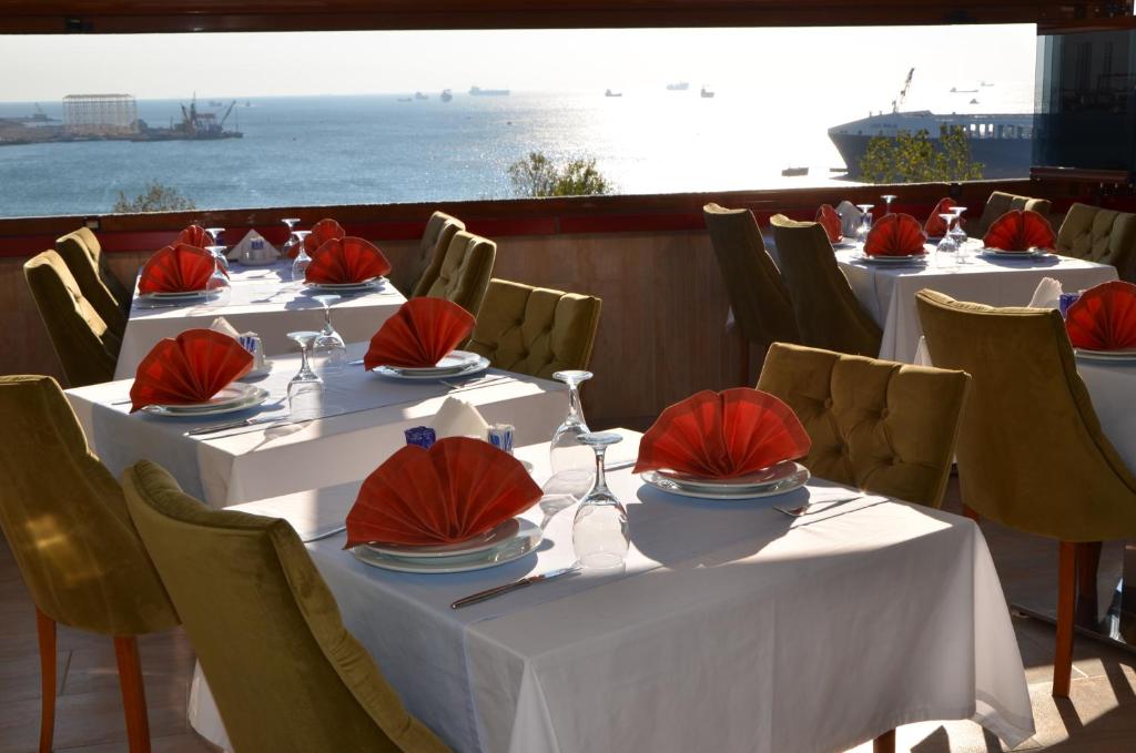 图兹拉酒廊酒店的上面有红餐巾的一组桌子