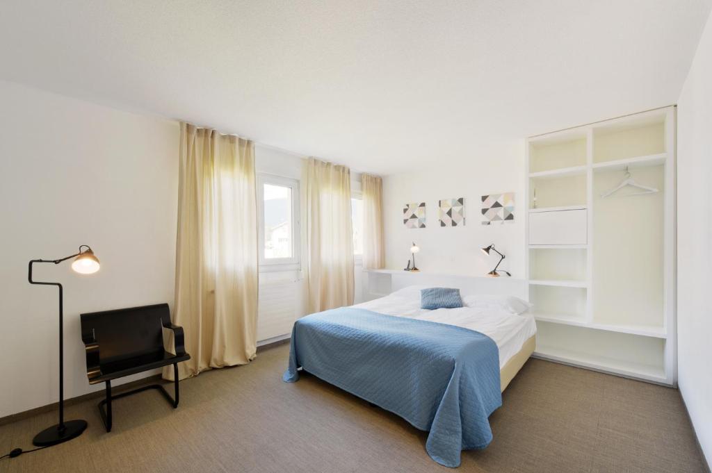 Orbe马赛克酒店的一间卧室配有一张床和一把椅子