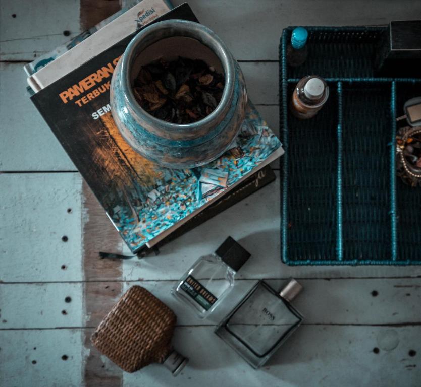 日得拉Roemah Dahaman的一张桌子,上面有一本书和一桶坚果