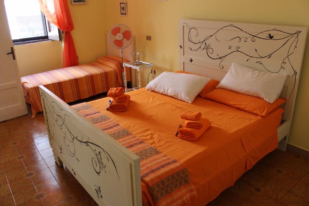 MontauroWelcome to the "Rossinelli Lodge"的一间卧室,床上有泰迪熊