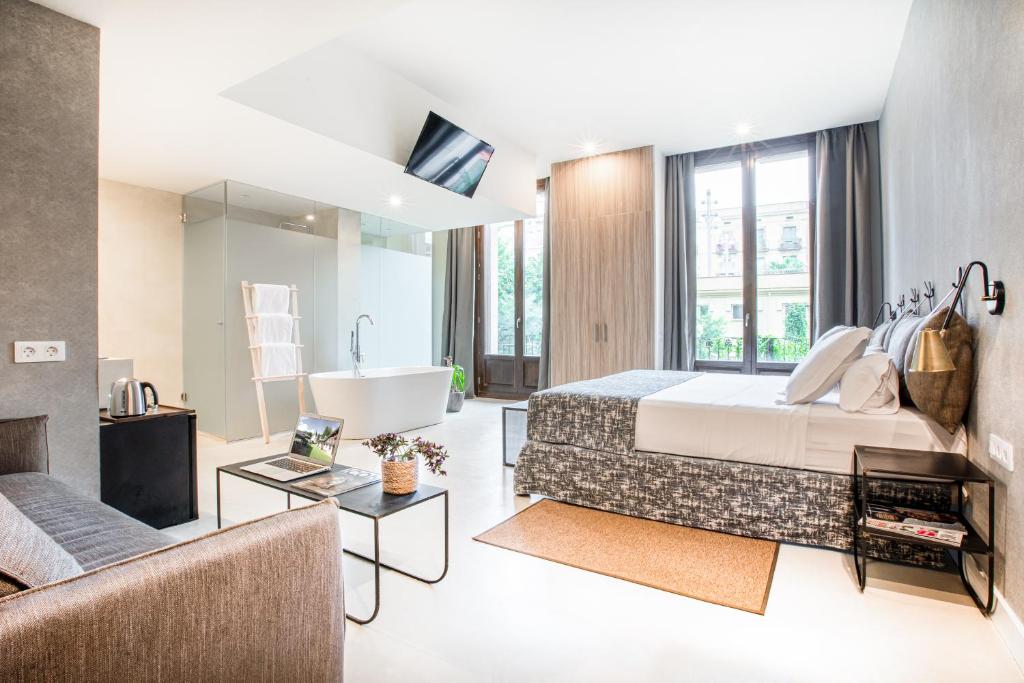 巴塞罗那Casa Lirio的一间卧室设有一张床和一间客厅。