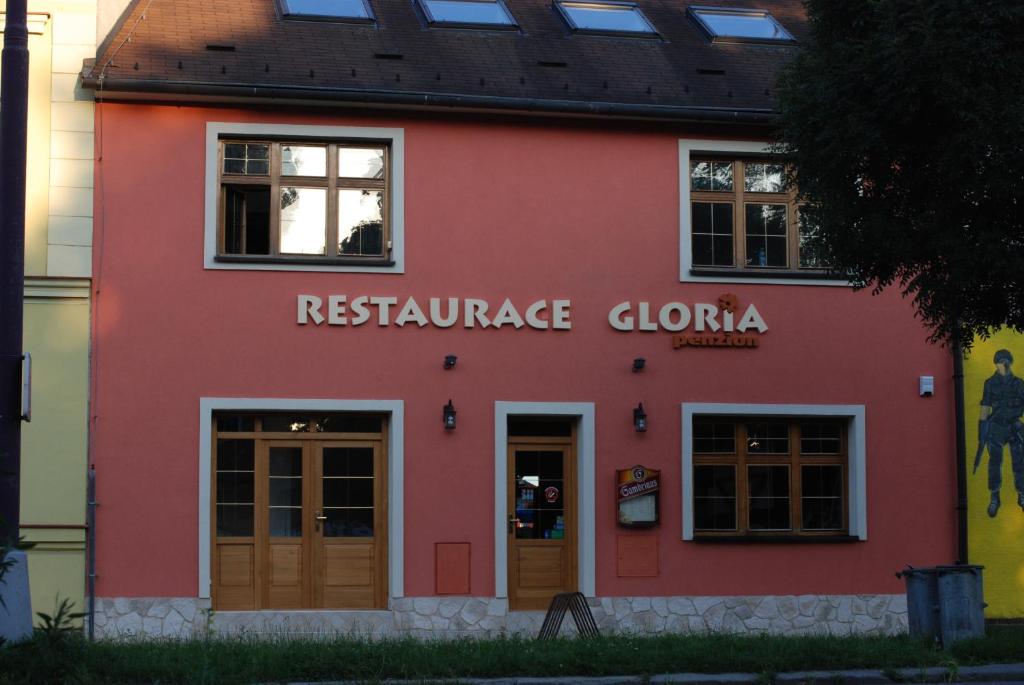 奥洛穆茨格洛丽亚宾馆的红色的建筑,带有claudio餐厅