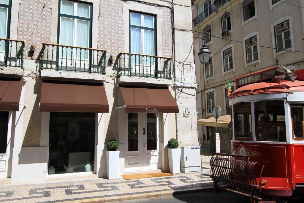 里斯本里斯本普拉塔精品酒店的停在大楼前的红色推车