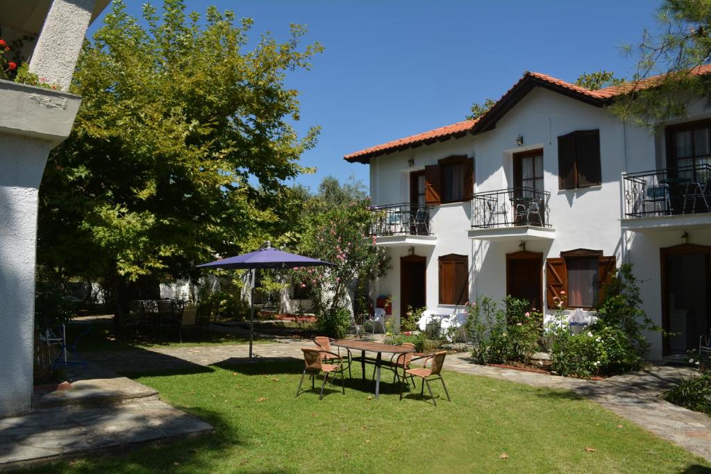 萨索斯Villa Molos的院子里带桌椅的房子