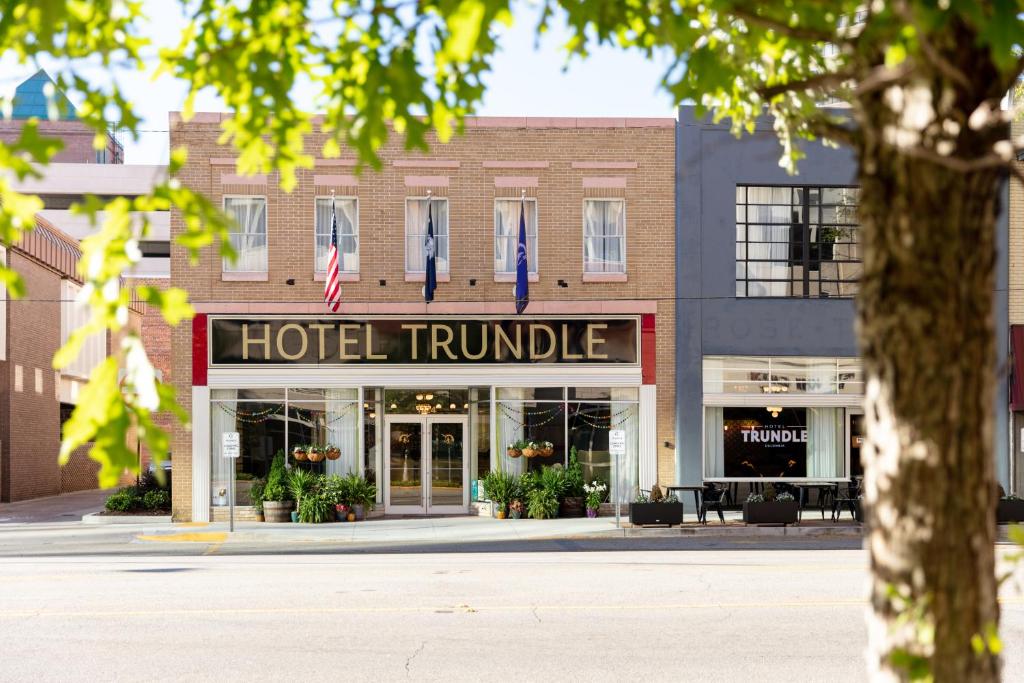 哥伦比亚Hotel Trundle的大楼前的周转标志