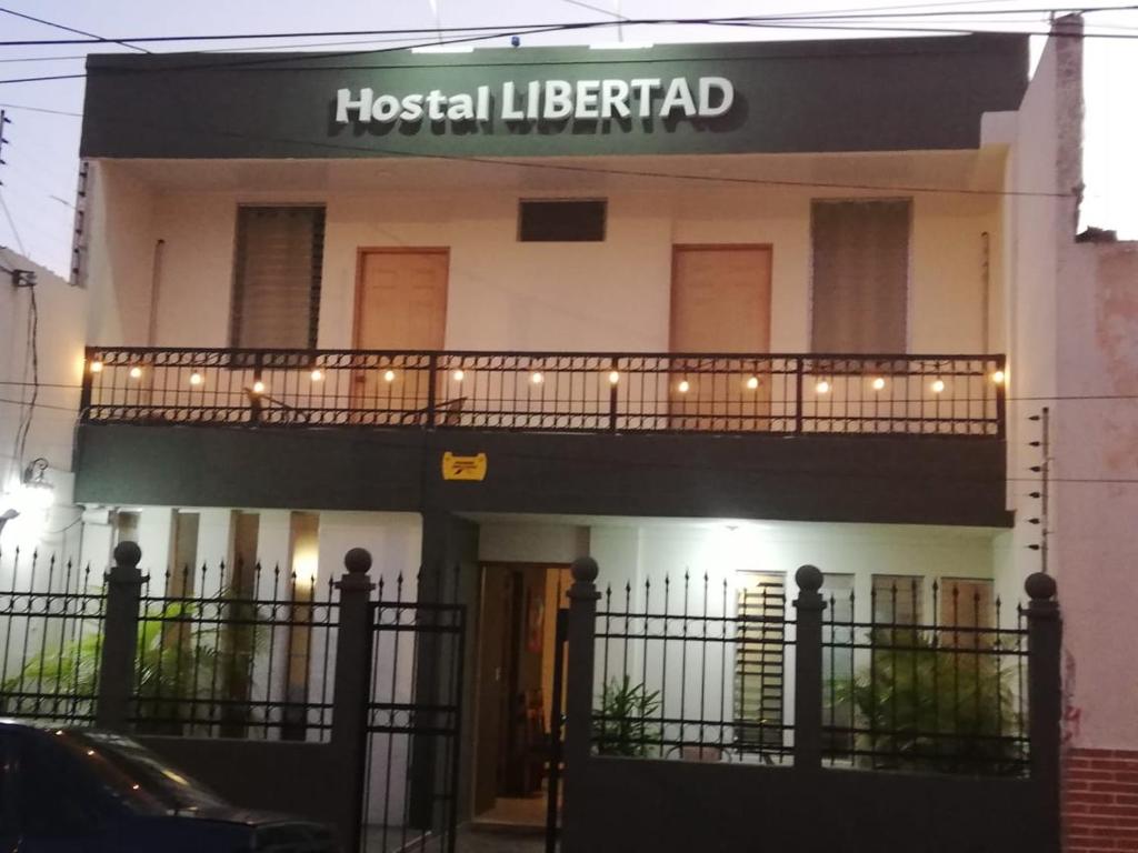 马萨亚Hostal Libertad的带有读医院里奇菲尔德的标志的建筑