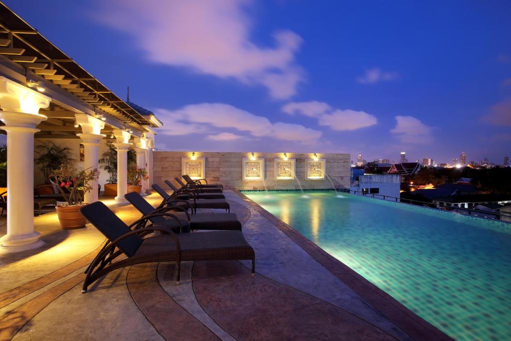 曼谷奇莱克斯度假酒店 - SHA Extra Plus的一座建筑物屋顶上的游泳池