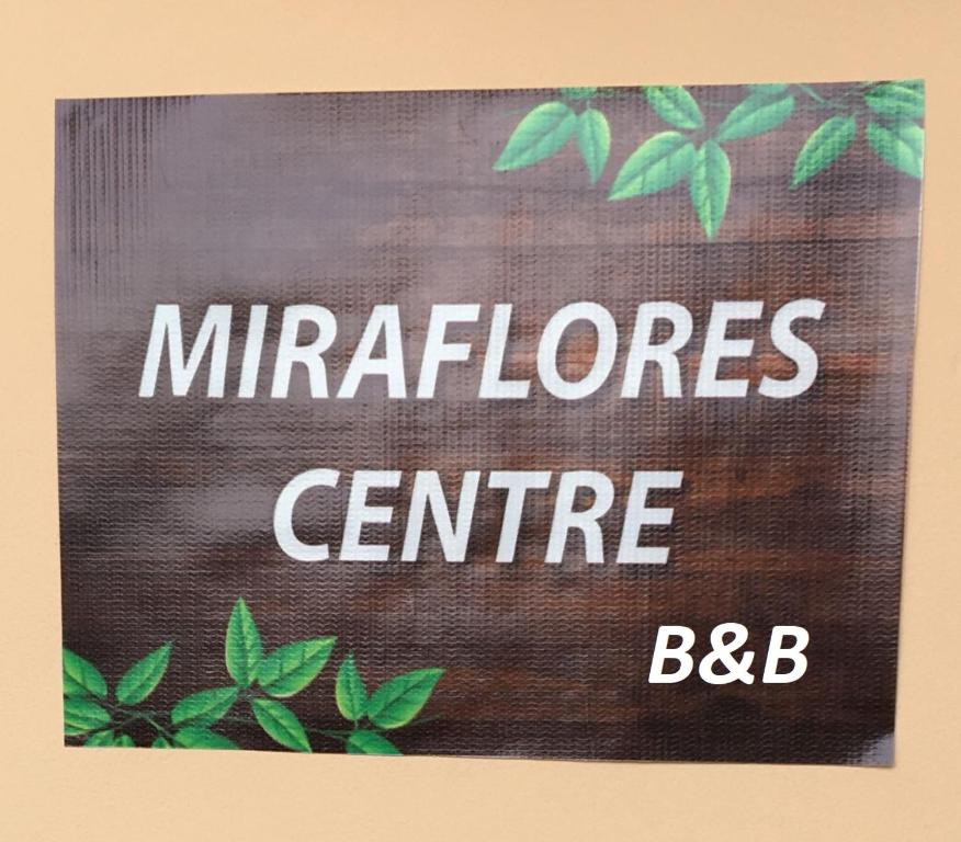 利马Miraflores Centre的上面有树叶的奇迹中心标志