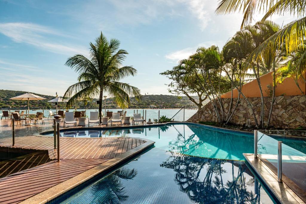 布希奥斯私人菲拉杜拉酒店的一个带椅子的度假泳池,享有水景
