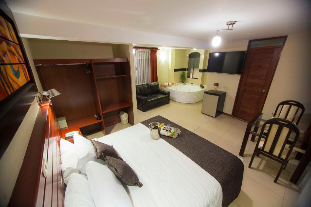阿雷基帕Hotel La Casona Del Olivo Arequipa的一间带大床的卧室和一间浴室