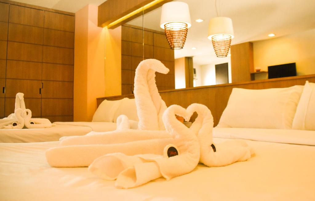 独鲁万塔克罗班广场酒店的床上用毛巾制成的两天鹅