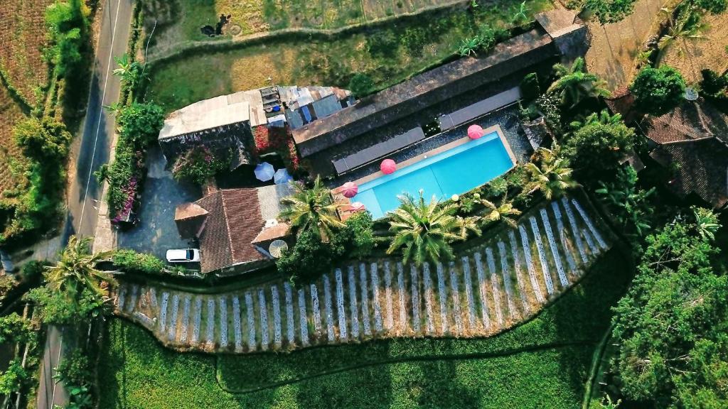 马格朗萨姆槟英达别墅酒店的享有带游泳池的别墅的顶部景致