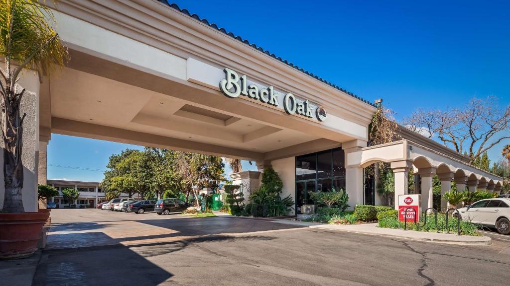 佩索罗伯斯Best Western Plus Black Oak的一间商店,上面有读书的标牌,上面有夹克的咖啡馆