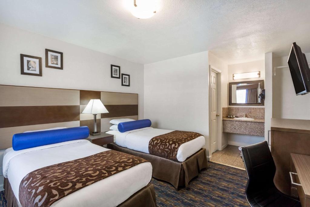 伯克利Howard Johnson By Wyndham Berkeley的酒店客房设有两张床和电视。