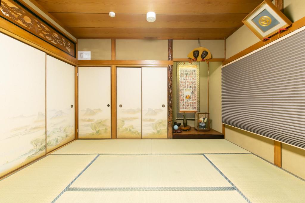 京都JPRESERVE Nakatonodacho的一间空房间,在一间日式客房内设有推拉门