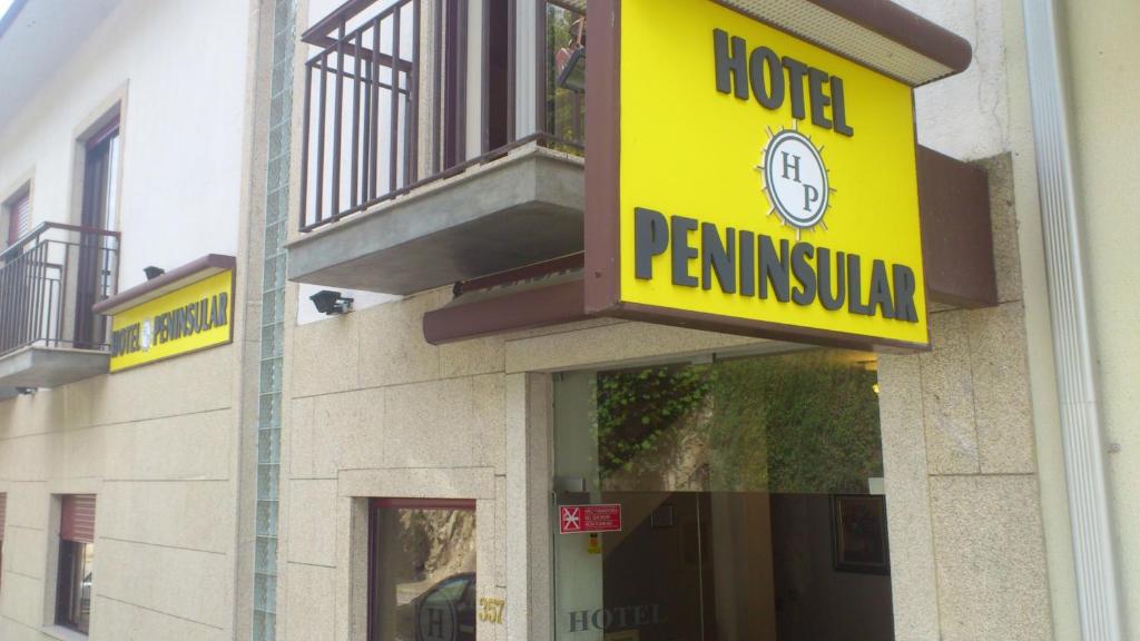 卡尔德拉斯半岛酒店的建筑一侧的酒店摆标