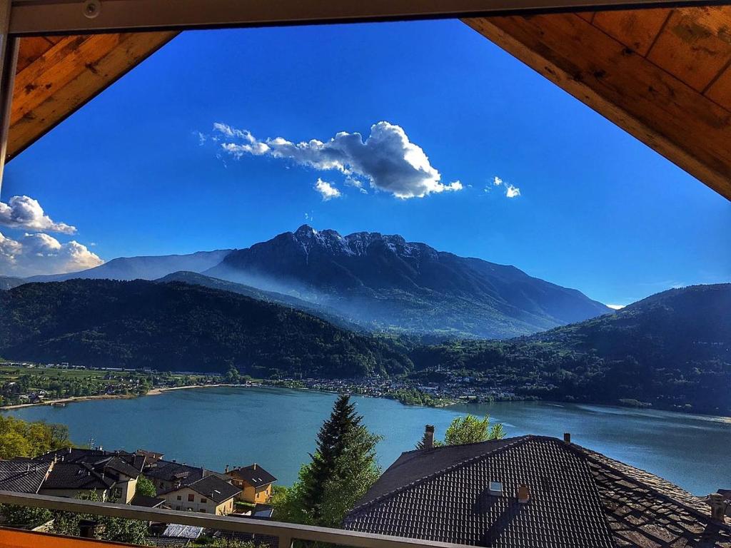 Tenna 达雷莫酒店的享有湖泊和山脉的美景。