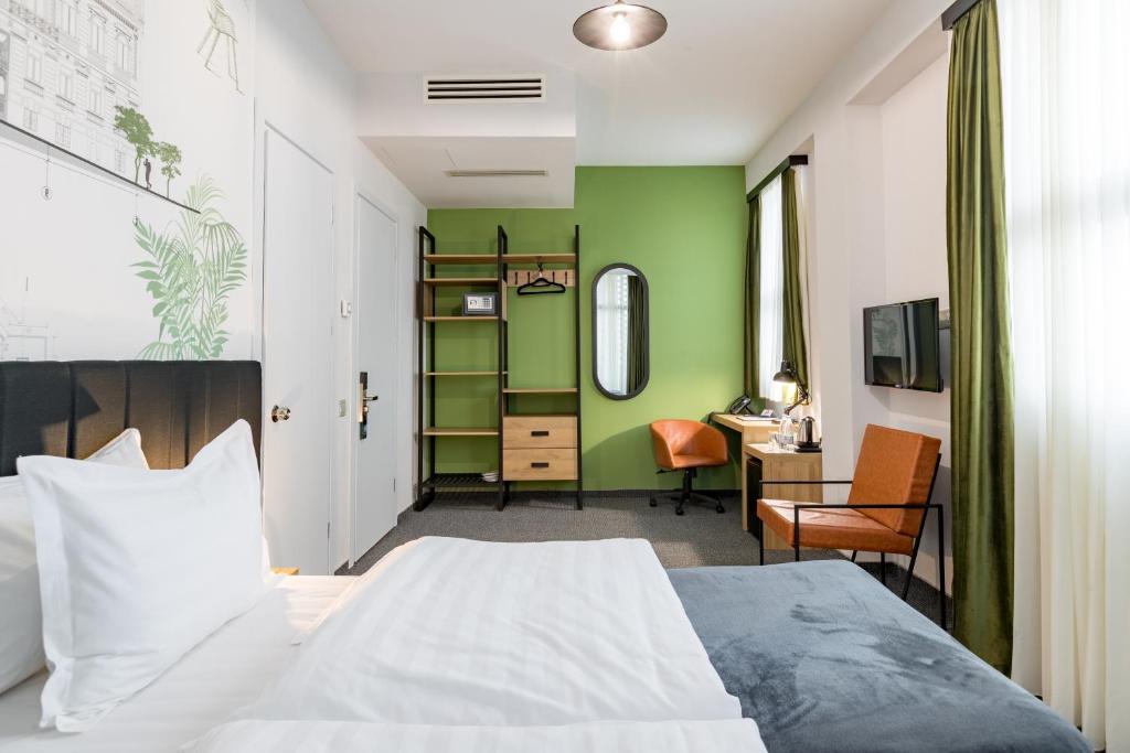 第比利斯Graphica Tbilisi Hotel的一间卧室配有一张床、一张桌子和一把椅子