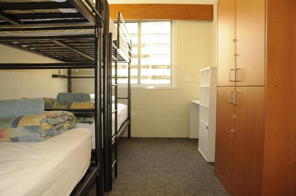 珀斯袋鼠酒店 的客房设有三张双层床和一扇窗户。