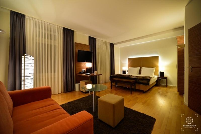 萨尔布吕肯雷汀格多米海景酒店的酒店客房,配有床和沙发