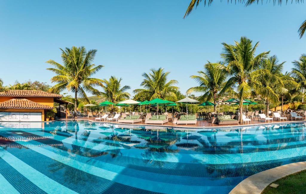 布希奥斯菲拉杜拉度假酒店的度假酒店的游泳池配有椅子和遮阳伞