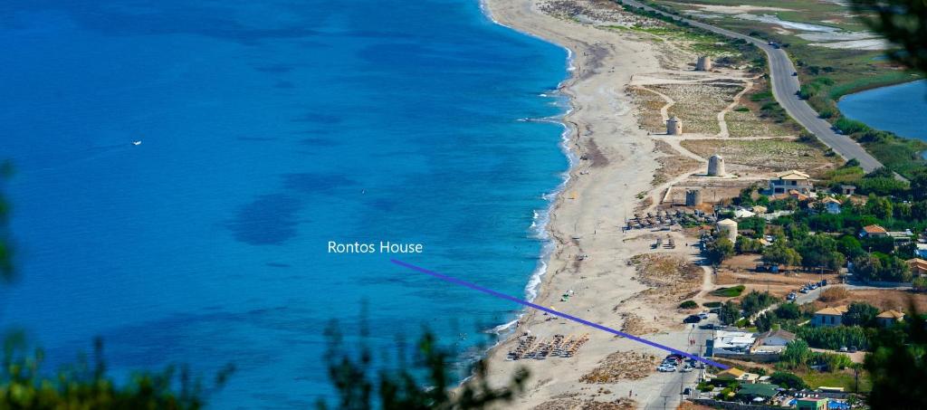 雷夫卡达镇Rontos House, seaside的海滩海岸的空中景观