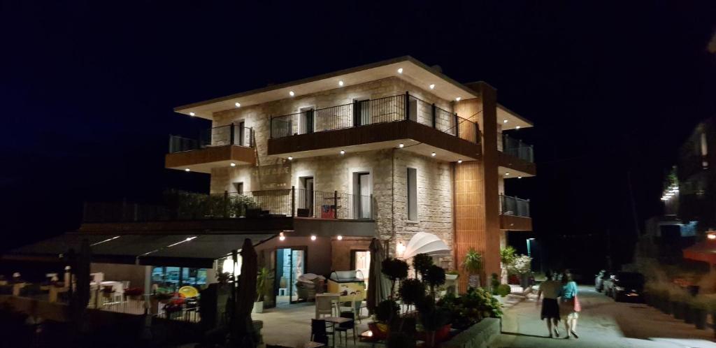 宗扎旅游酒店的一座建筑,人们在晚上站在外面