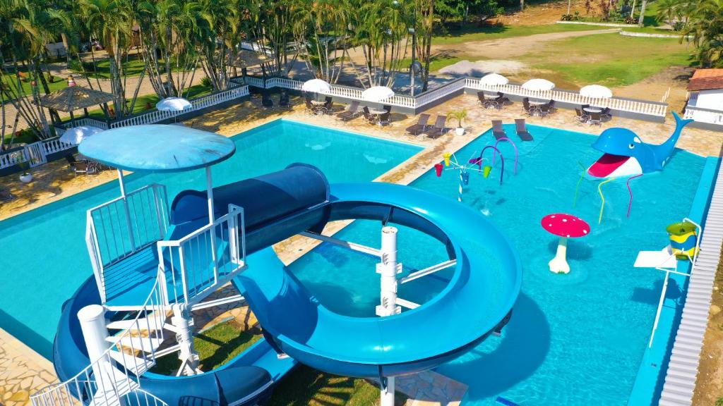 乌巴图巴贝姆比韦尔旅馆的享有带水滑梯的游泳池的上方景色
