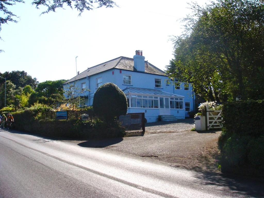 Stoke FlemingChannel View Guest House的坐在路边的蓝色房子