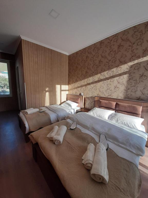 卡兹贝吉Sky Star的两张位于酒店客房的床,配有毛巾