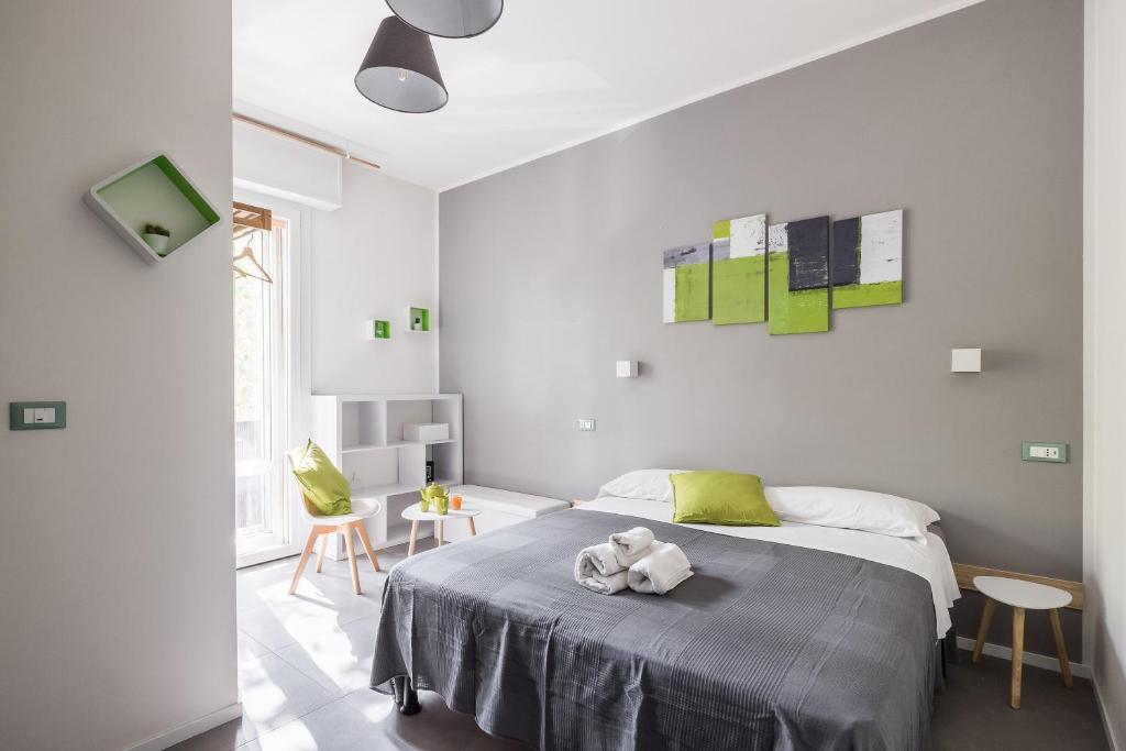 博洛尼亚Interno 7 - Rooms da Vale的一间卧室配有一张床,床上有毛巾