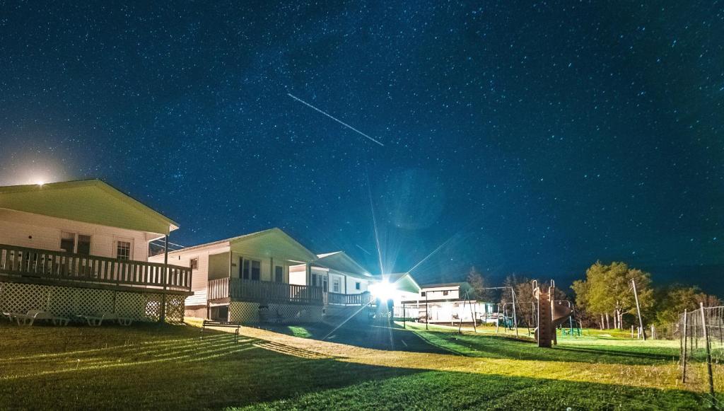 Codroy Valley Cottage Country的一群夜晚的房屋,星空