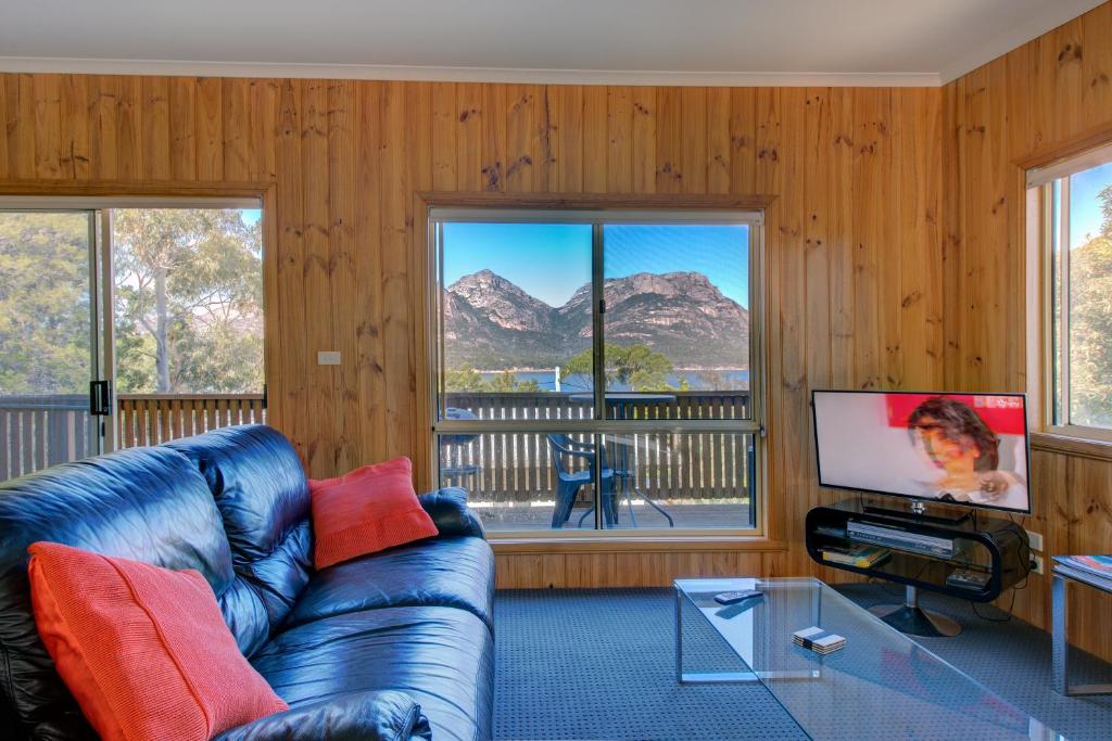 科尔斯湾Freycinet Sanctuary 4的客厅配有真皮沙发和电视