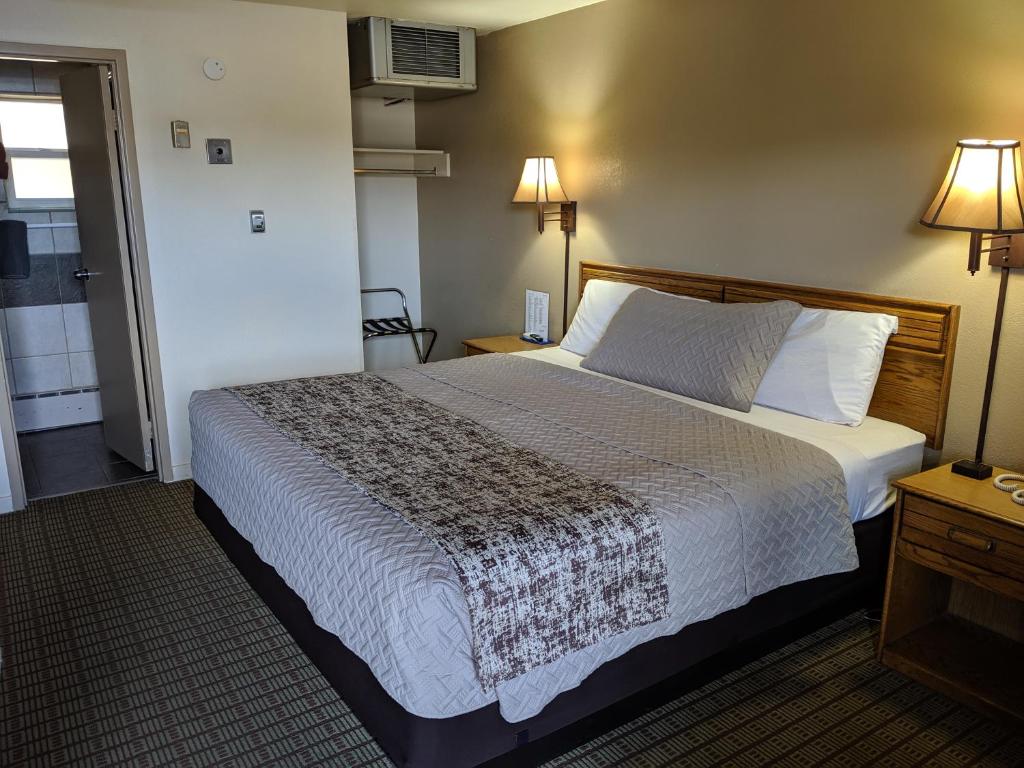 埃尔科经济汽车旅馆客房内的一张或多张床位