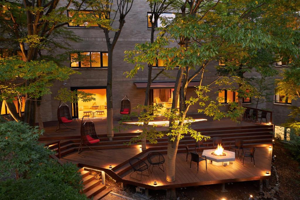 箱根箱根优托瓦酒店(Hakone Yutowa)的大楼前带桌椅的天井