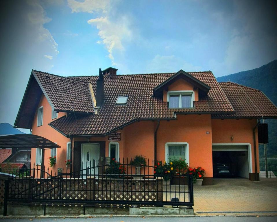 耶塞尼采艾尔文的一座带屋顶的大型橙色房屋