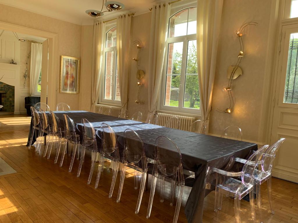 达里Gîte de Lafleur的一间用餐室,配有黑色的桌子和椅子