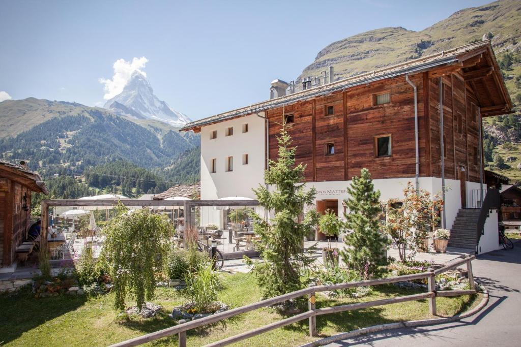 采尔马特Sonnmatten Boutique Hotel & Apartments Zermatt的一座山底建筑