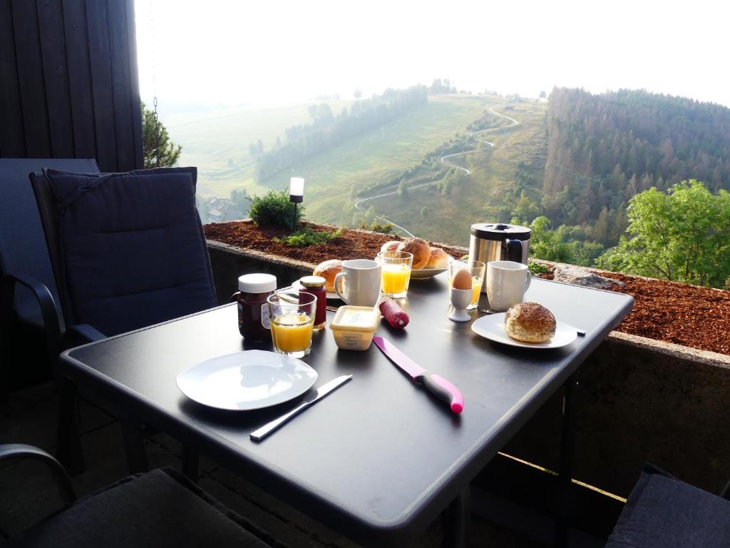 圣安德里斯伯格Traumblick的山顶上带食物和饮料的桌子