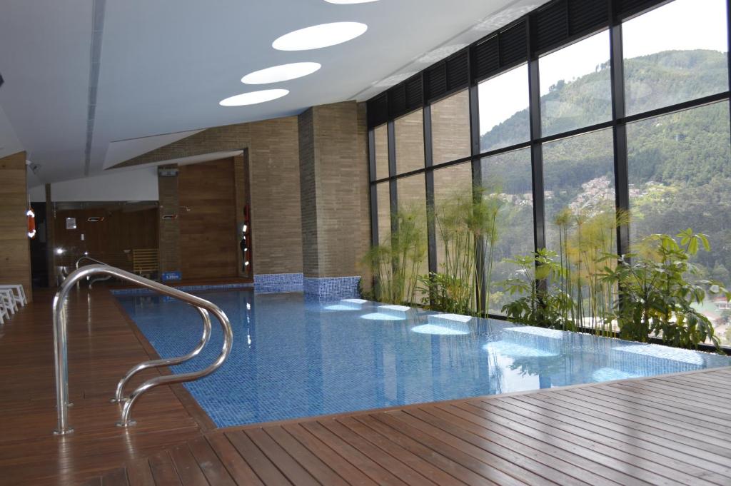 波哥大Loft Cool in Equilibrium的一座大型游泳池,位于一座带窗户的建筑内