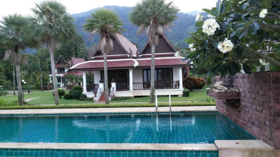 象岛加德尼亚海滨别墅的房屋前有游泳池的房子